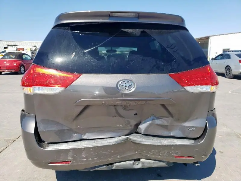 2014 TOYOTA SIENNA LE