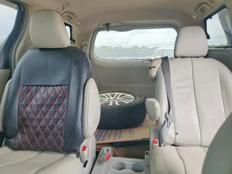 2014 TOYOTA SIENNA XLE 8-PASSENGER  
