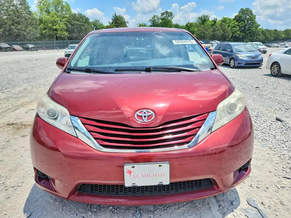 2017 TOYOTA SIENNA LE  