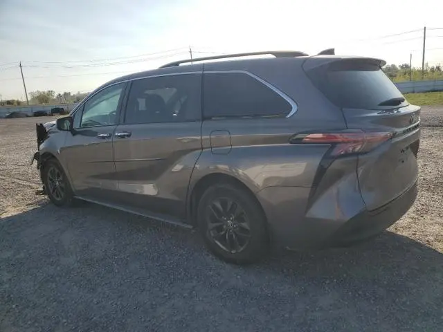 2022 TOYOTA SIENNA LE  