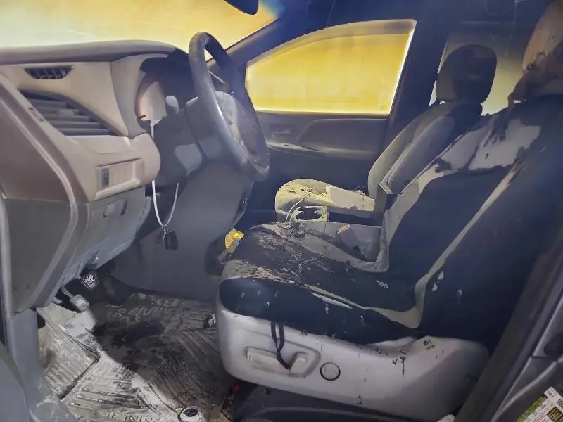 2015 TOYOTA SIENNA LE  