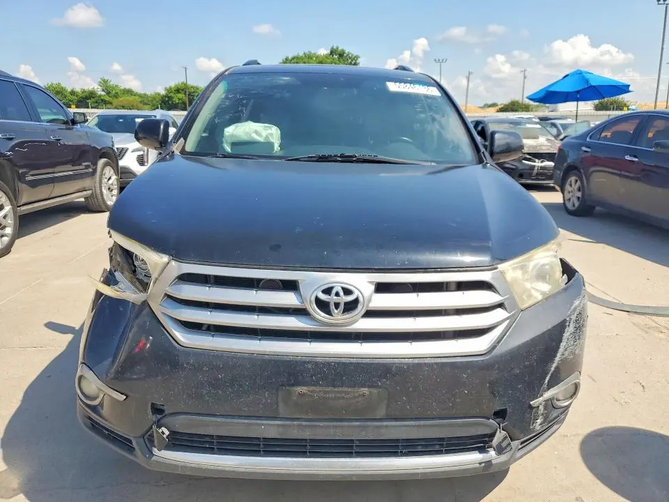 2011 TOYOTA HIGHLANDER SE  