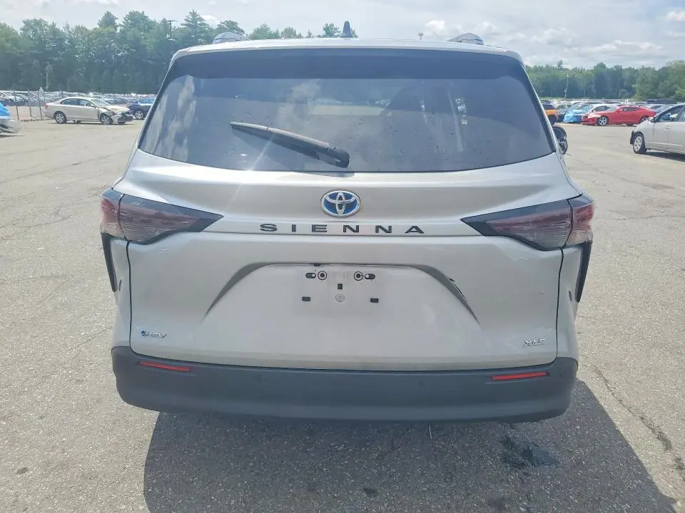2025 TOYOTA SIENNA XLE 8-PASSENGER  