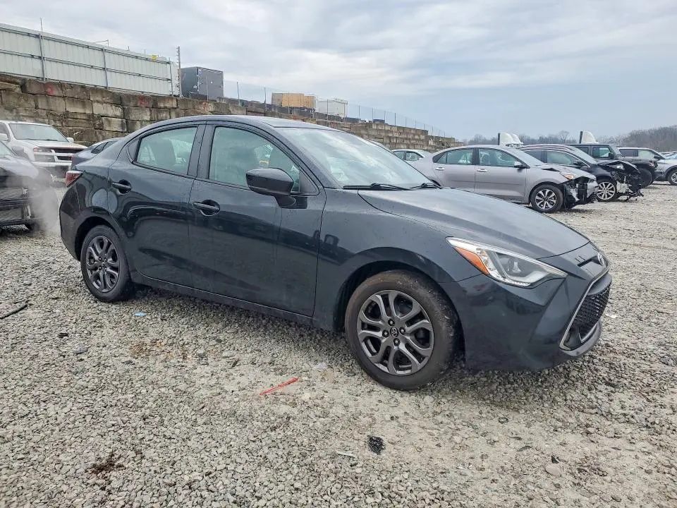 2019 TOYOTA YARIS XLE  