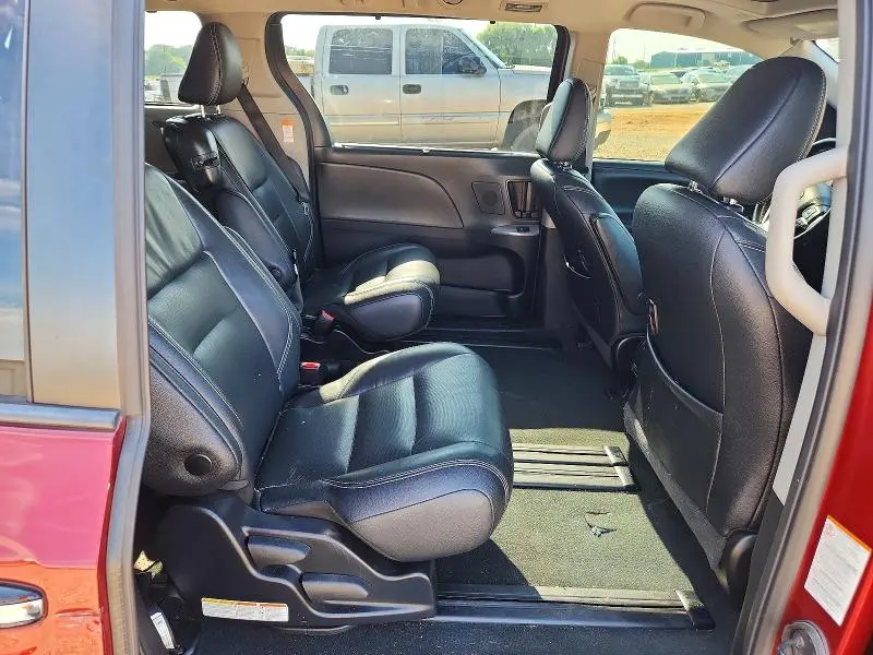 2020 TOYOTA SIENNA SE PREMIUM 8-PASSENGER  