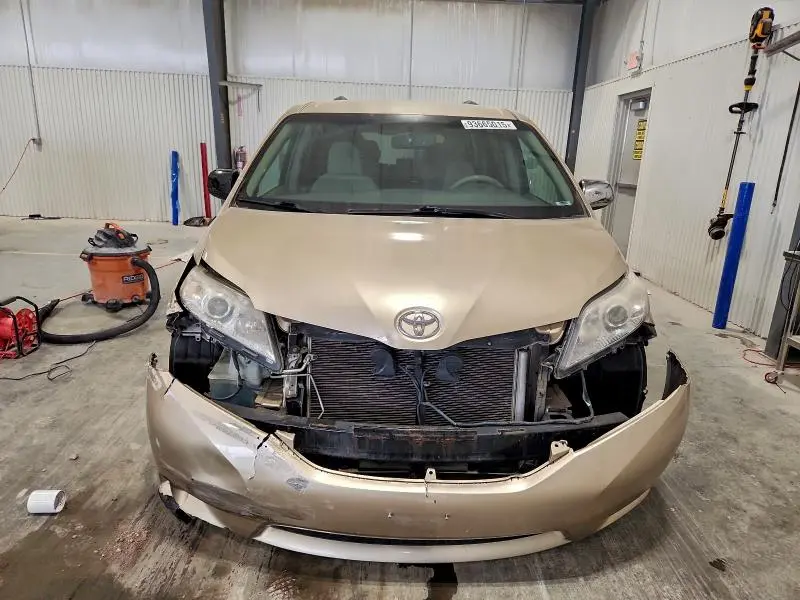2014 TOYOTA SIENNA LE  