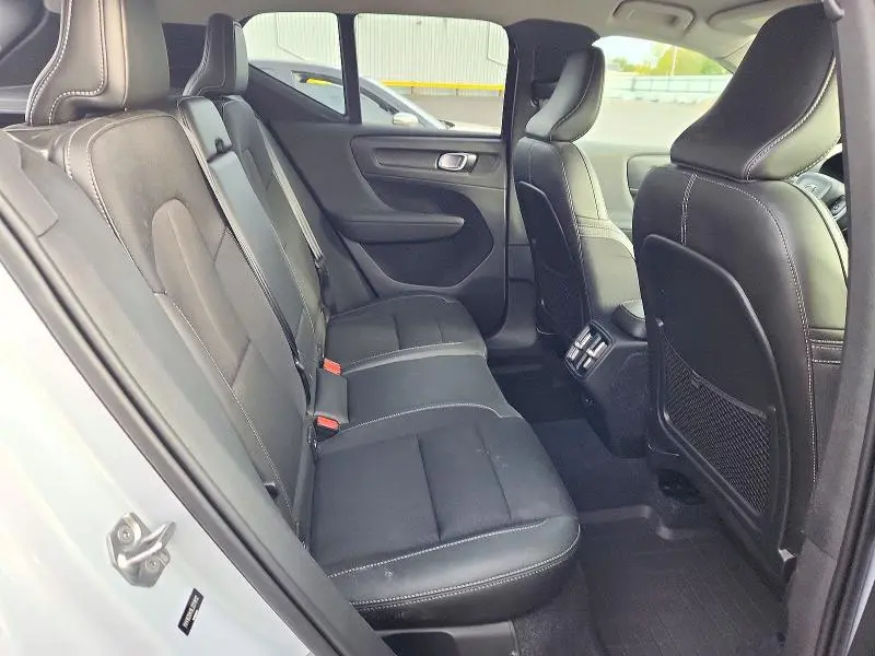 2020 VOLVO XC40 T5 MOMENTUM  