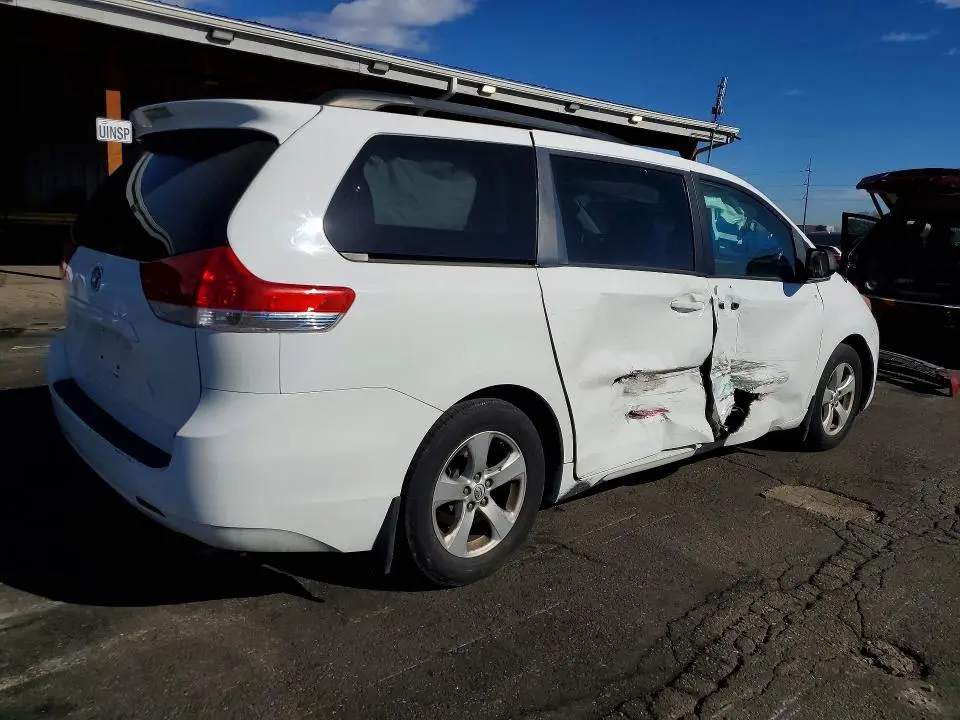 2014 TOYOTA SIENNA LE  
