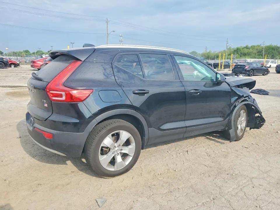 2022 VOLVO XC40 T5 MOMENTUM  