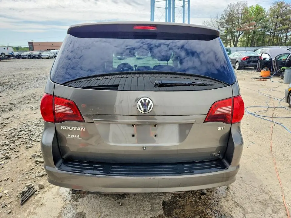 2010 VOLKSWAGEN ROUTAN SE  