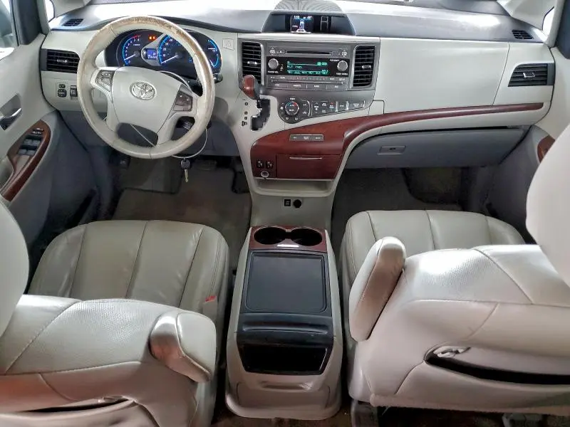 2013 TOYOTA SIENNA XLE  