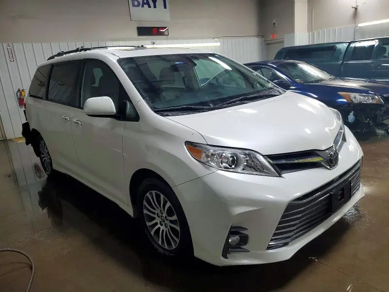 2019 TOYOTA SIENNA XLE  