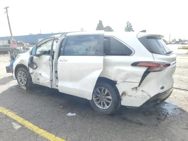 2022 TOYOTA SIENNA LE  