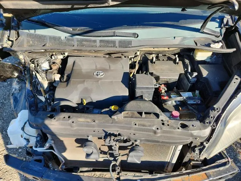 2015 TOYOTA SIENNA LE  