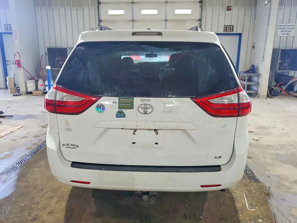 2017 TOYOTA SIENNA LE  