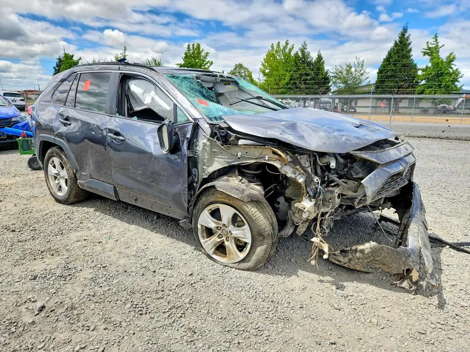 2021 TOYOTA RAV4 XLE  