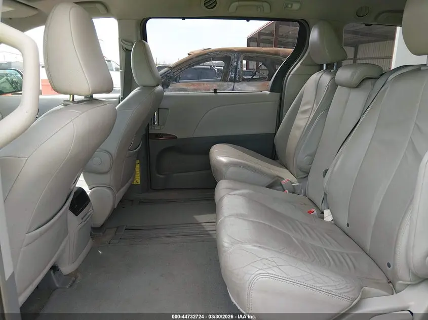 2014 TOYOTA SIENNA XLE V6 8 PASSENGER