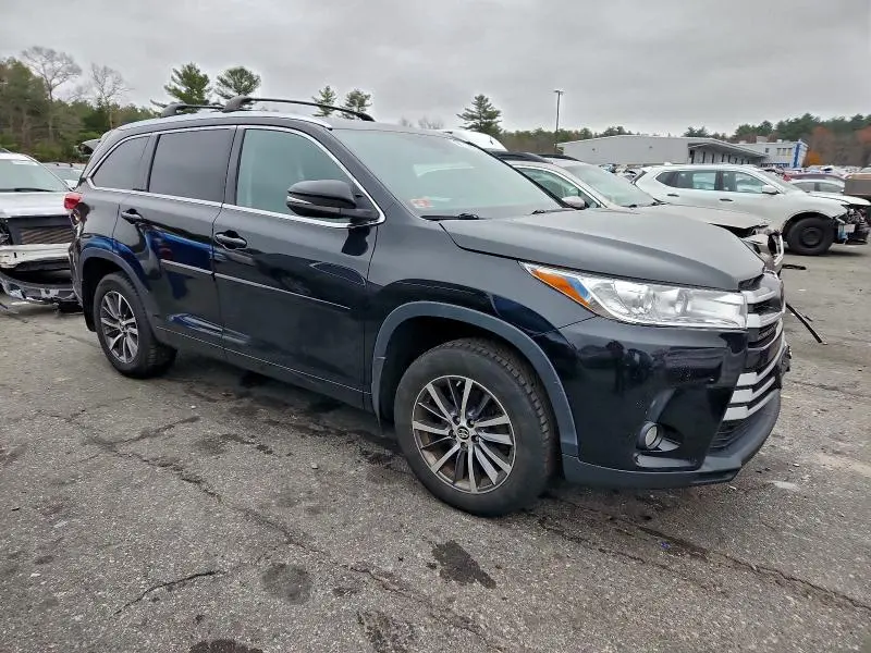 2017 TOYOTA HIGHLANDER SE  