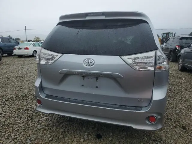 2017 TOYOTA SIENNA SE  