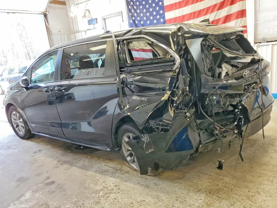 2021 TOYOTA SIENNA LE  
