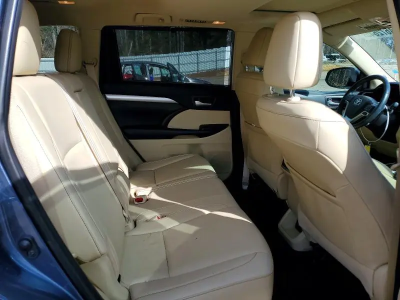 2019 TOYOTA HIGHLANDER SE  