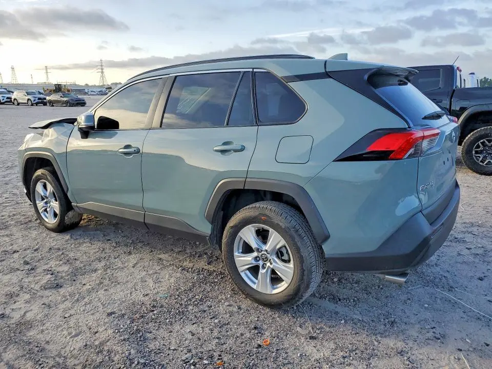 2021 TOYOTA RAV4 XLE  