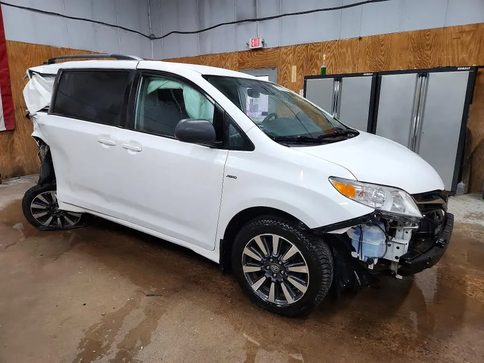 2020 TOYOTA SIENNA LE  