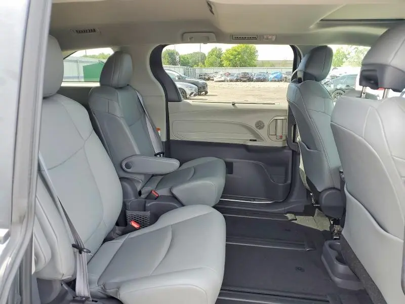 2021 TOYOTA SIENNA XLE  