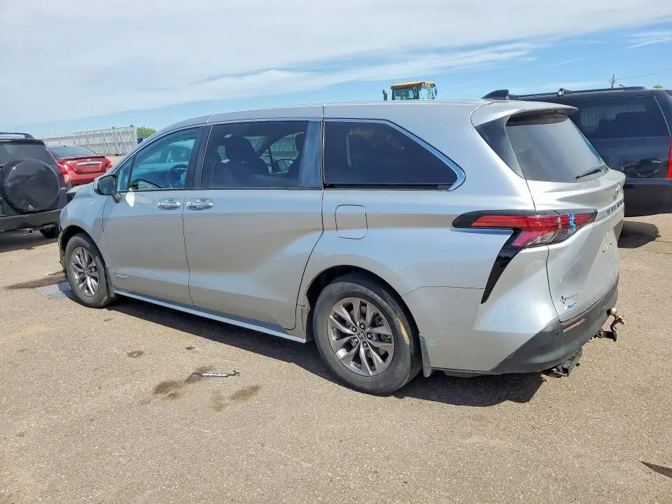 2021 TOYOTA SIENNA XLE  