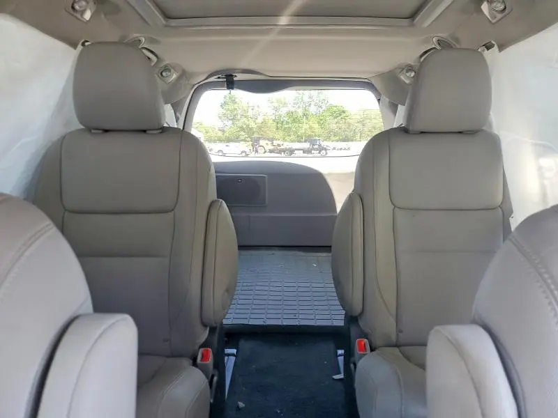2015 TOYOTA SIENNA LIMITED PREMIUM 7-PASSENGER  