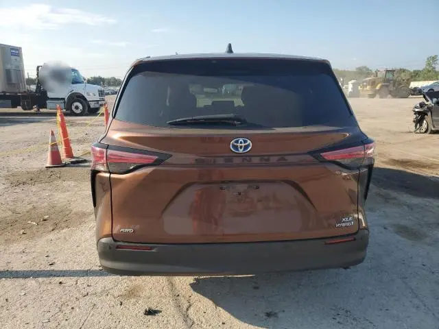 2021 TOYOTA SIENNA XLE  
