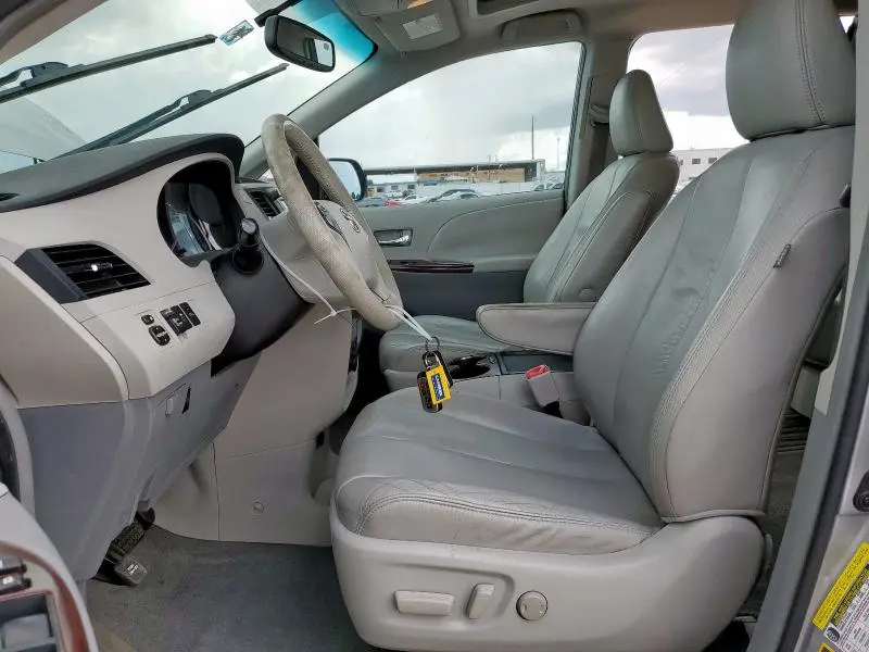 2011 TOYOTA SIENNA XLE  