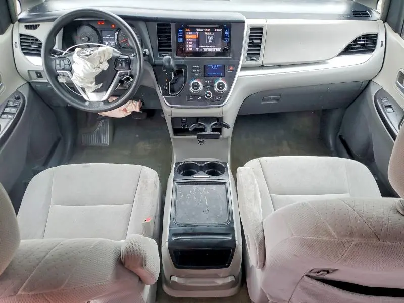 2017 TOYOTA SIENNA LE  