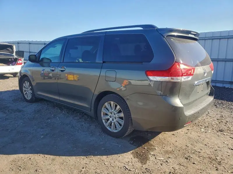 2012 TOYOTA SIENNA XLE  