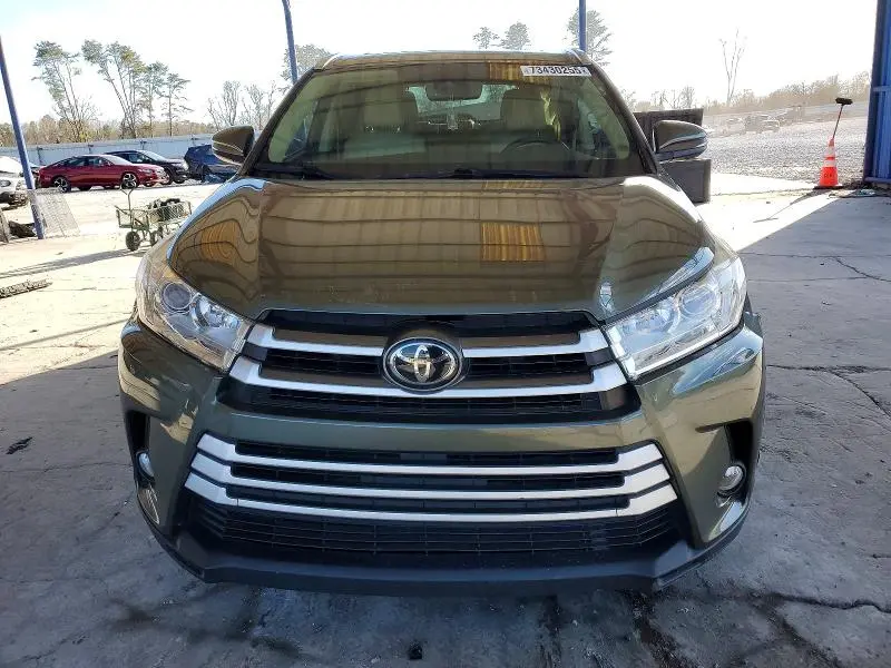 2017 TOYOTA HIGHLANDER SE  