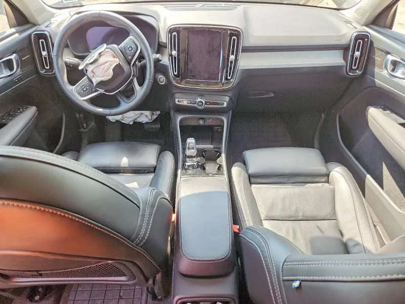 2023 VOLVO XC40   