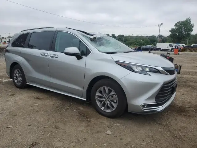2024 TOYOTA SIENNA XLE  