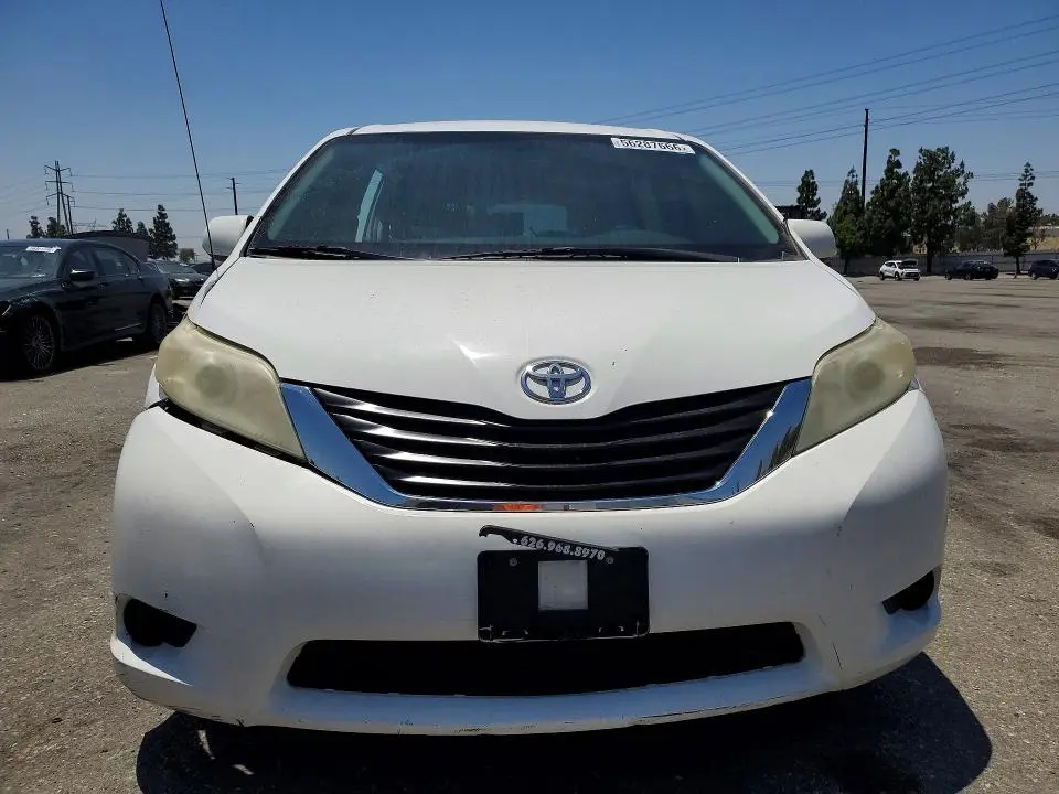 2013 TOYOTA SIENNA LE  