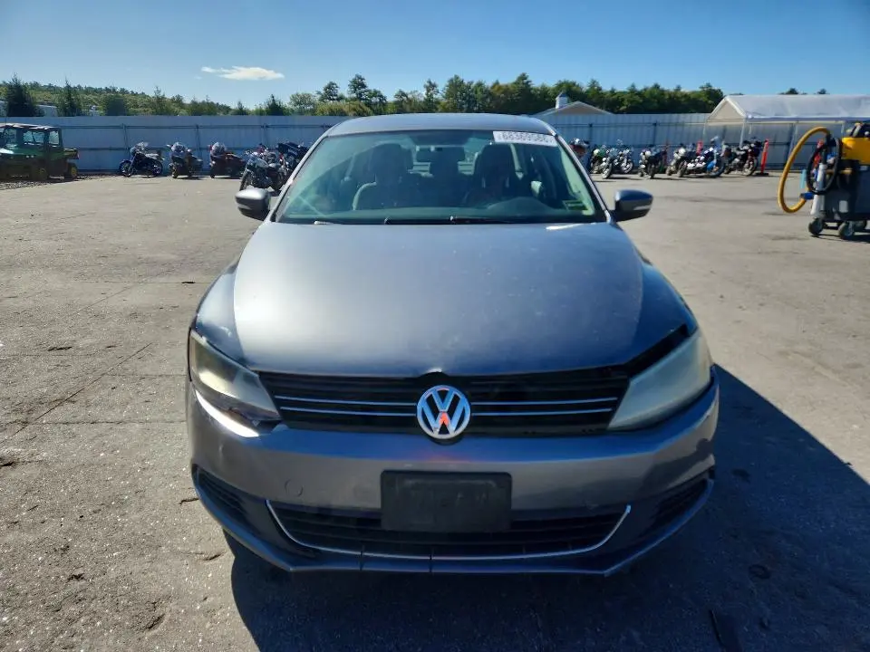 2013 VOLKSWAGEN JETTA SE  