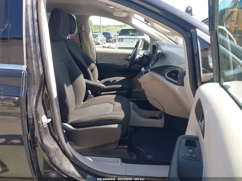 2022 CHRYSLER VOYAGER LX