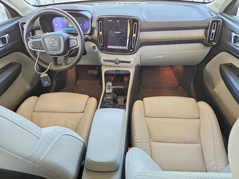2023 VOLVO XC40 PLUS  