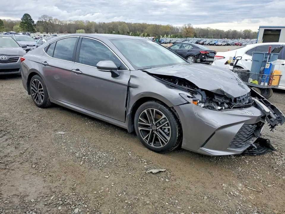 2025 TOYOTA CAMRY XLE  