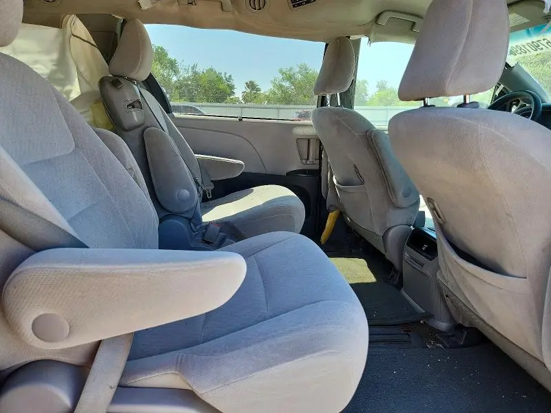 2015 TOYOTA SIENNA LE  