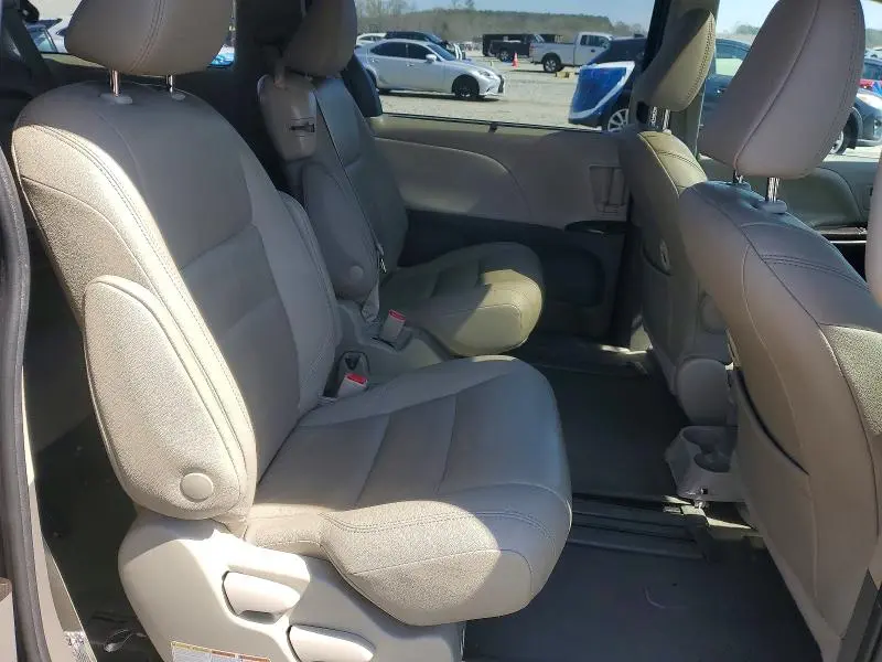 2020 TOYOTA SIENNA XLE 8-PASSENGER  