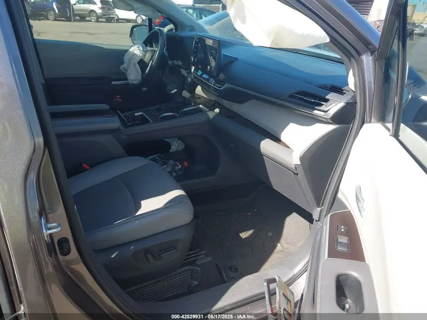 2022 TOYOTA SIENNA XLE