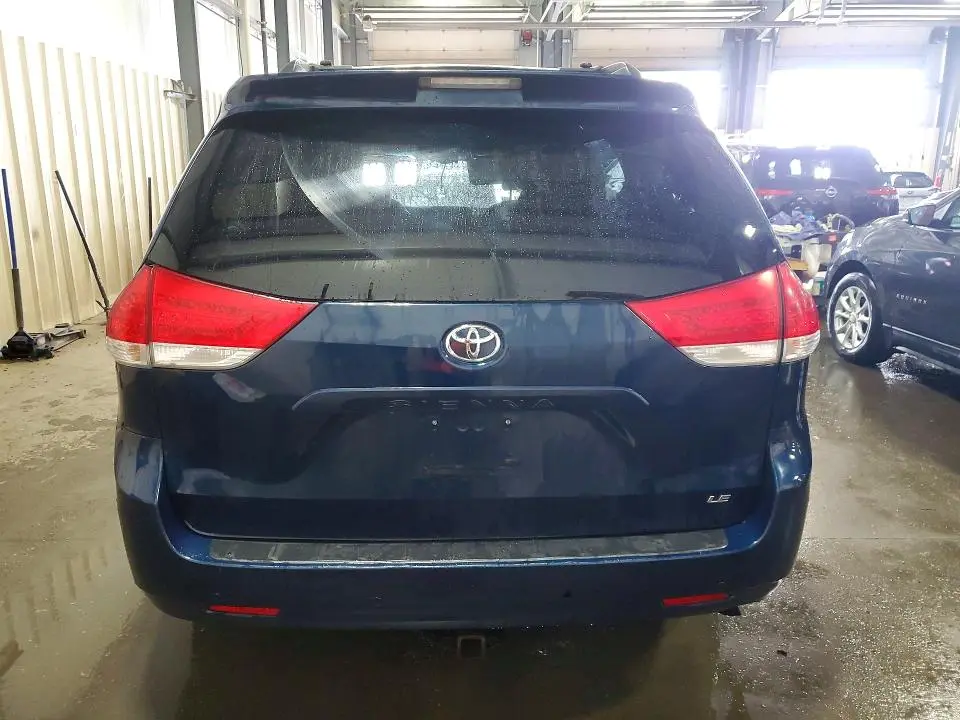 2012 TOYOTA SIENNA LE  