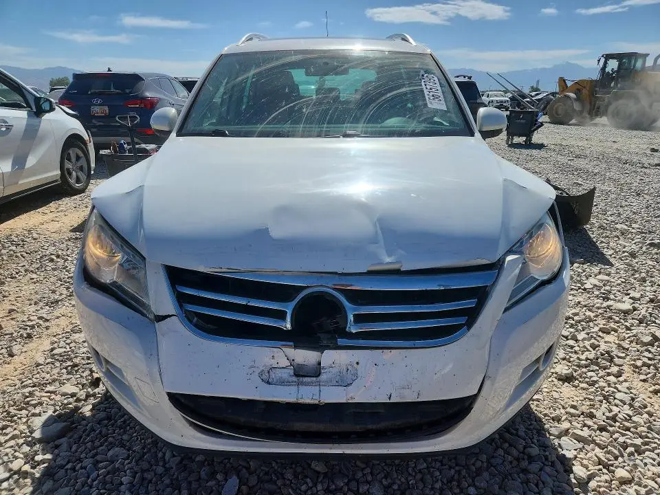 2011 VOLKSWAGEN TIGUAN S  
