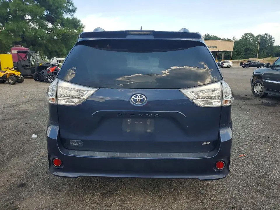 2018 TOYOTA SIENNA SE PREMIUM 8-PASSENGER  