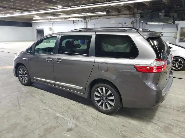 2018 TOYOTA SIENNA XLE  