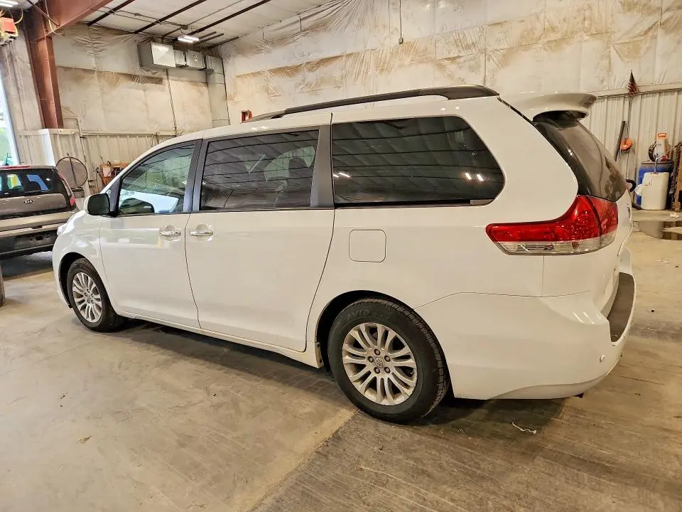 2014 TOYOTA SIENNA XLE 8-PASSENGER  